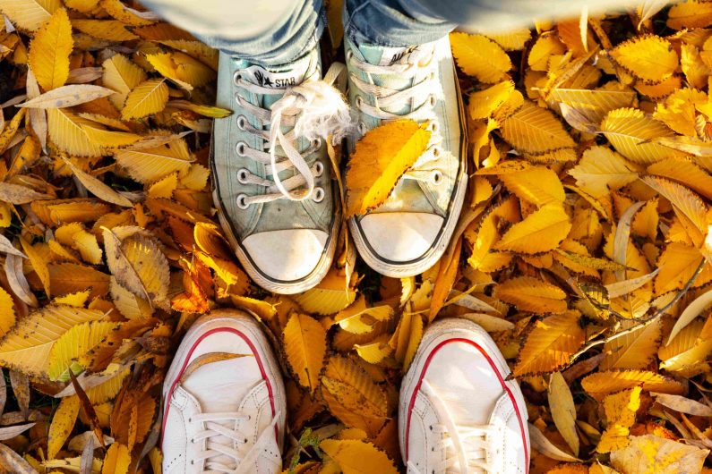 Zoom sur les chaussure d'une balade en automne 