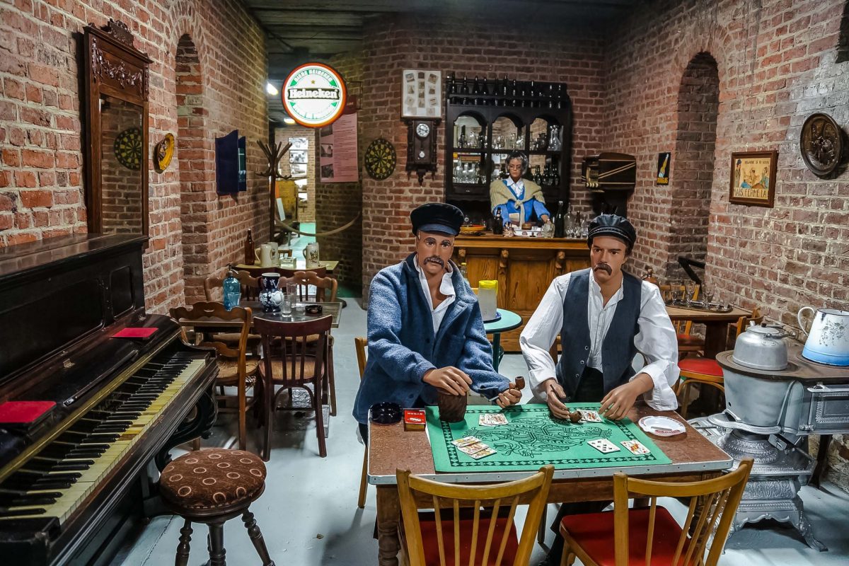 Hommes jouant aux cartes dans un estaminet