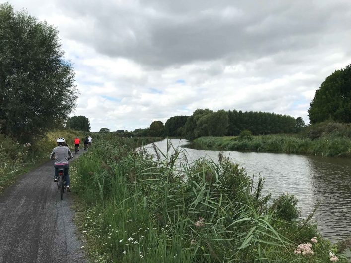 Balade à vélo entre amis sur les berges de la Scarpe