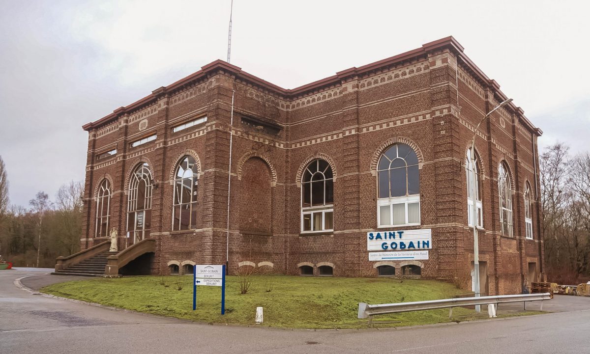 Bâtiment extérieur du musée du verre avec l’enseigne Saint-Gobain