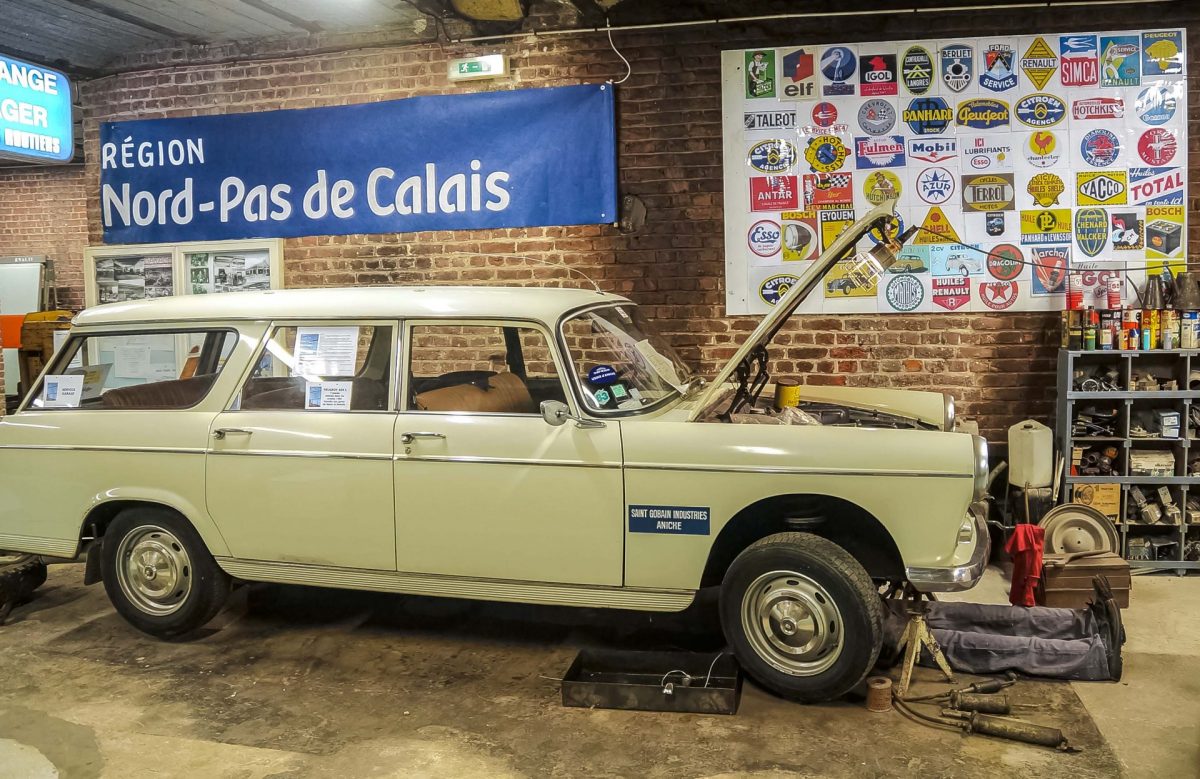 Reconstitution du garage et de l'atelier de Saint-Gobain avec une vieille Peugeot 404 au Centre de Mémoire de la Verrerie d’Aniche
