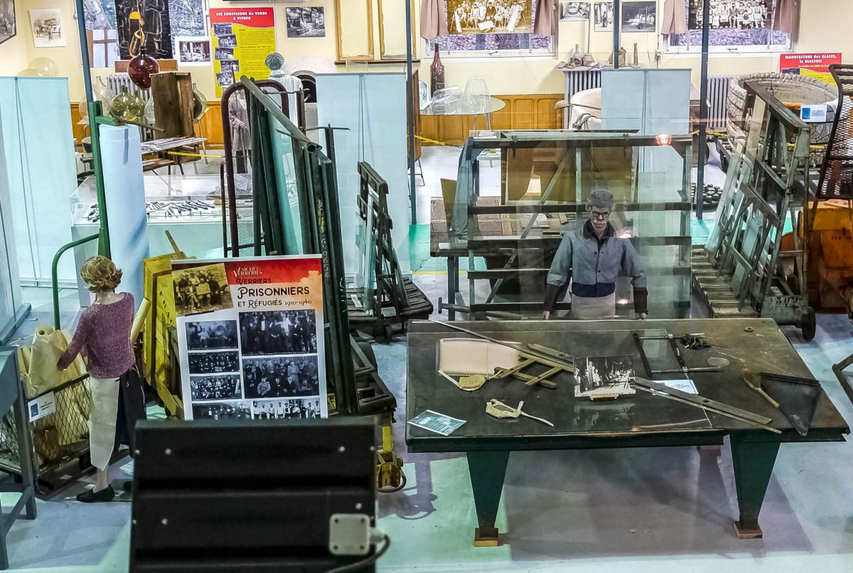 Homme découpant des plaques de verre au Centre de Mémoire de la Verrerie d'Aniche