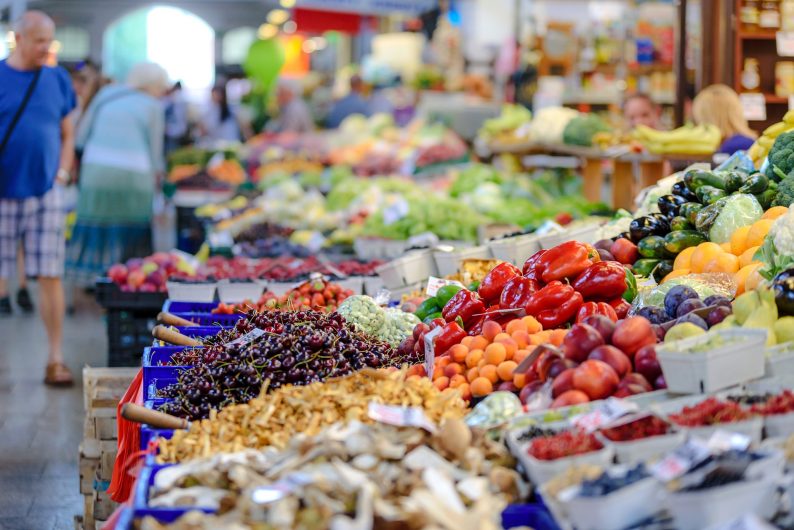 Étales de fruits et légumes au marché 