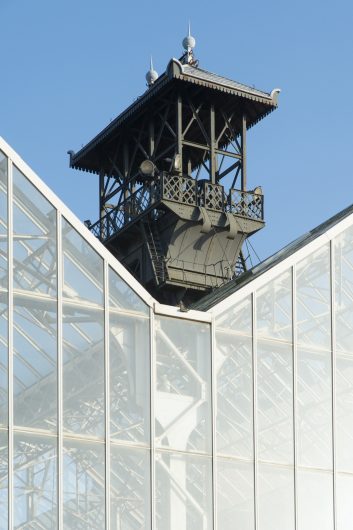 Verrière du Centre Historique Minier de Lewarde et son chevalement. - ©Jean-Michel André / ALL - Autour du Louvre-Lens