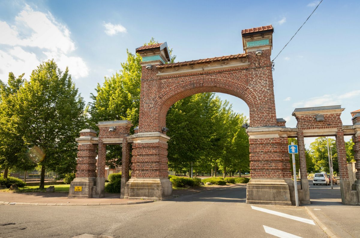 Ancienne entrée en brique rouge du sanatorium familial