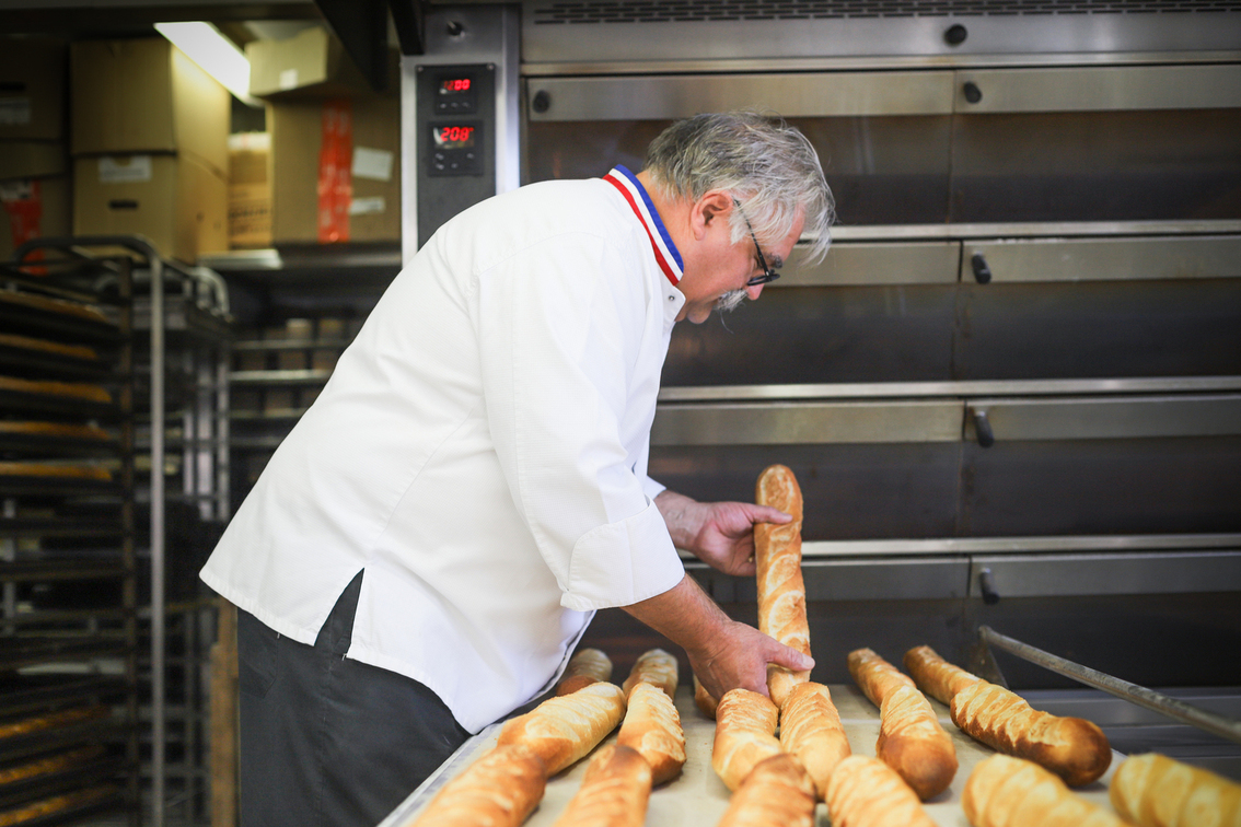 Pascal Tepper Meilleur Ouvrier de France Boulanger sort ses baguettes de pain du four