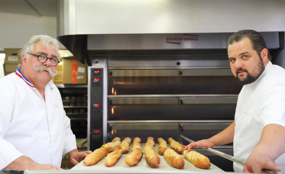 Pascal Tepper avec son fils Julien devant le four à pain