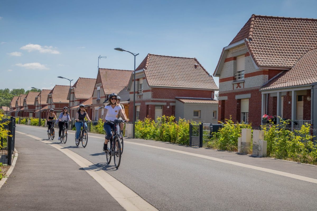 Groupe d'amis qui se baladent au coeur des cités minières de Pecquencourt