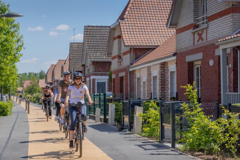 Visite commentée à vélo face aux cités minières ©Karen Saint-Patrice 