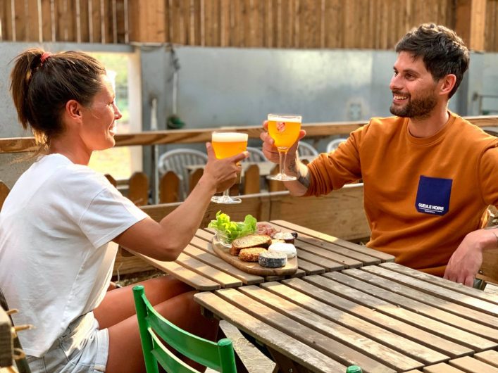 trinquer ensemble autour d'une bière locale, le bonheur