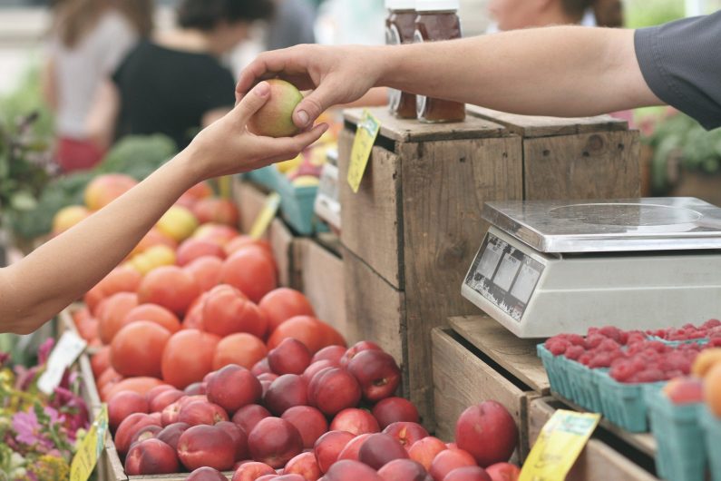 Vente de pommes sur le marché