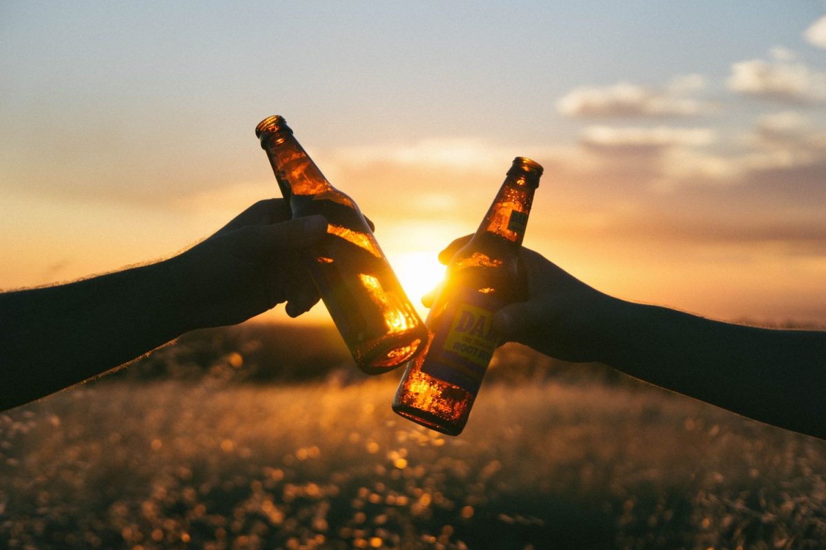 copains trinquant ensemble une biere box apero friendly