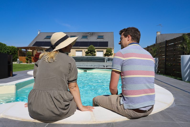 Couple qui se détend au bord de la piscine 