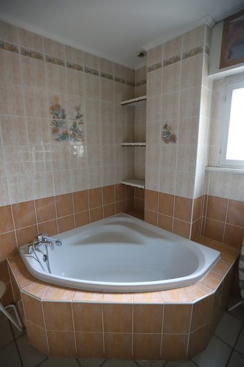 La baignoire dans une des salles de bains du gîte XL.