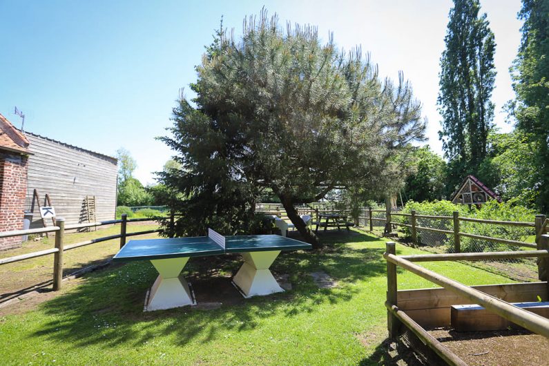 Table de ping pong dans le jardin