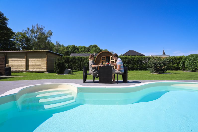 Petit déjeuner à côté de la piscine