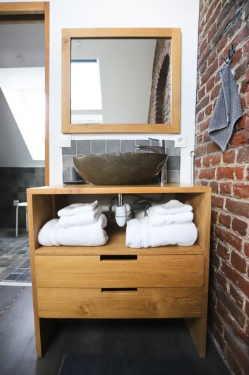 Le lavabo dans la chambre double.