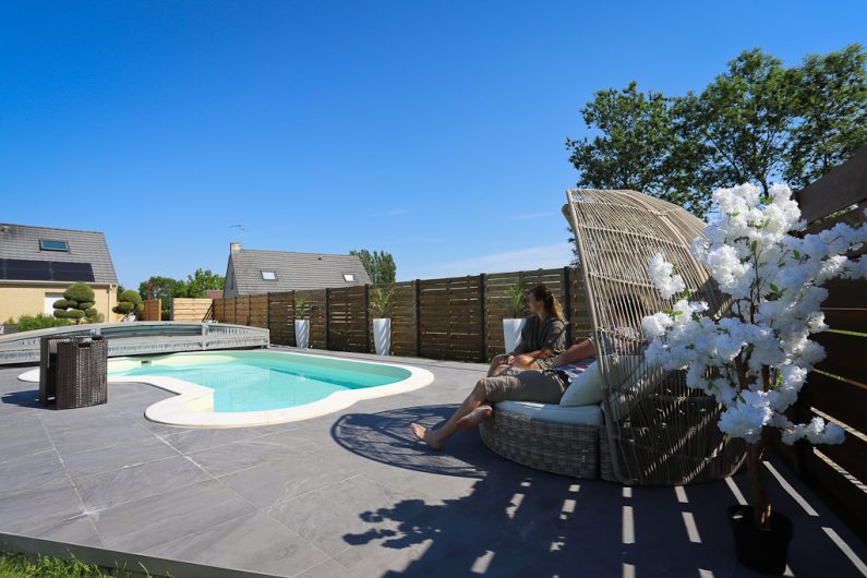 Bain de soleil face à la piscine 