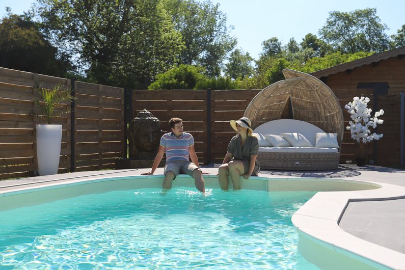 Couple qui se détend au bord de la piscine 