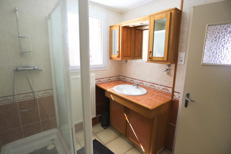 La première salle de bain avec douche et baignoire.