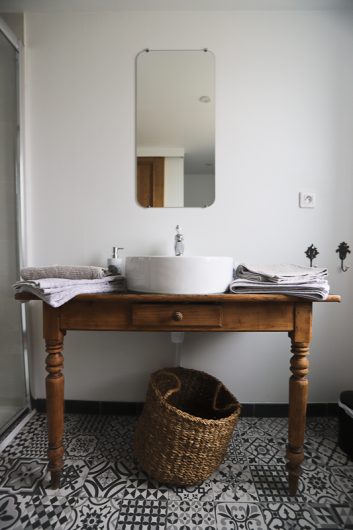 Le lavabo de la salle de bain.