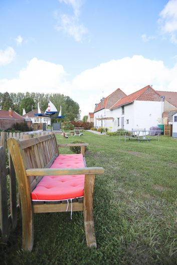 Le gîte depuis le fond du jardin.