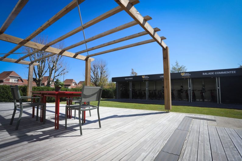 La terrasse sous le soleil.