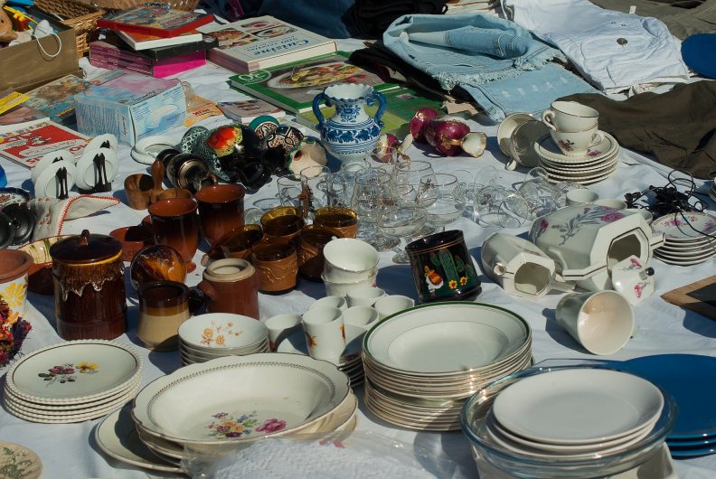 Vieille vaisselle à vendre sur une brocante