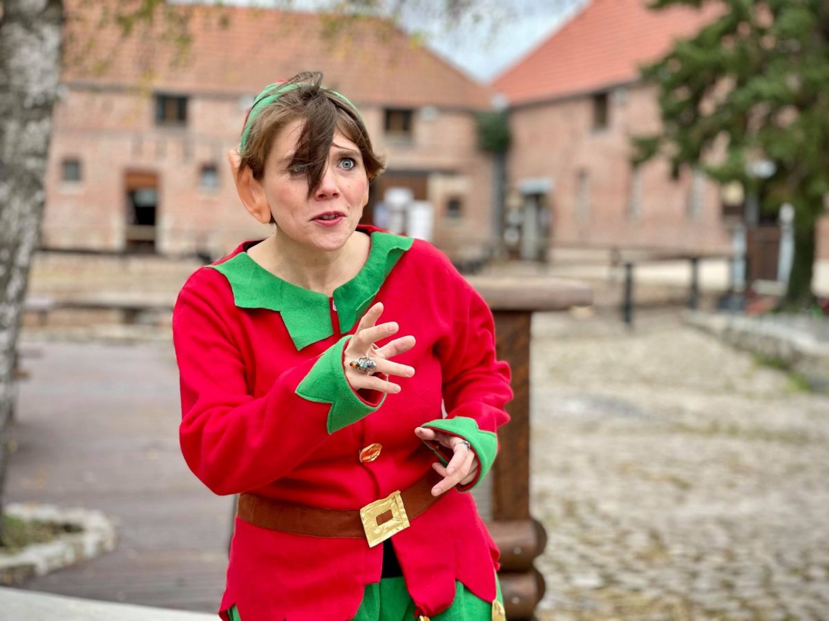 Une conteuse déguisée en lutin au château de Montigny-en-Ostrevent