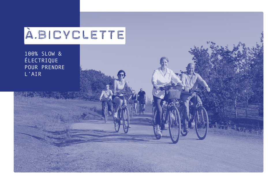 Une famille qui se balade sur des vélos à assistance électrique