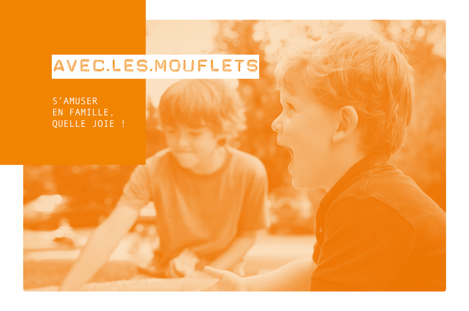 Deux jeunes enfants qui rient