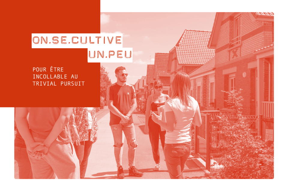 un groupe d'amis participant à une visite guidée sur l'architecture des cités minières de Pecquencourt dans le Nord de la France