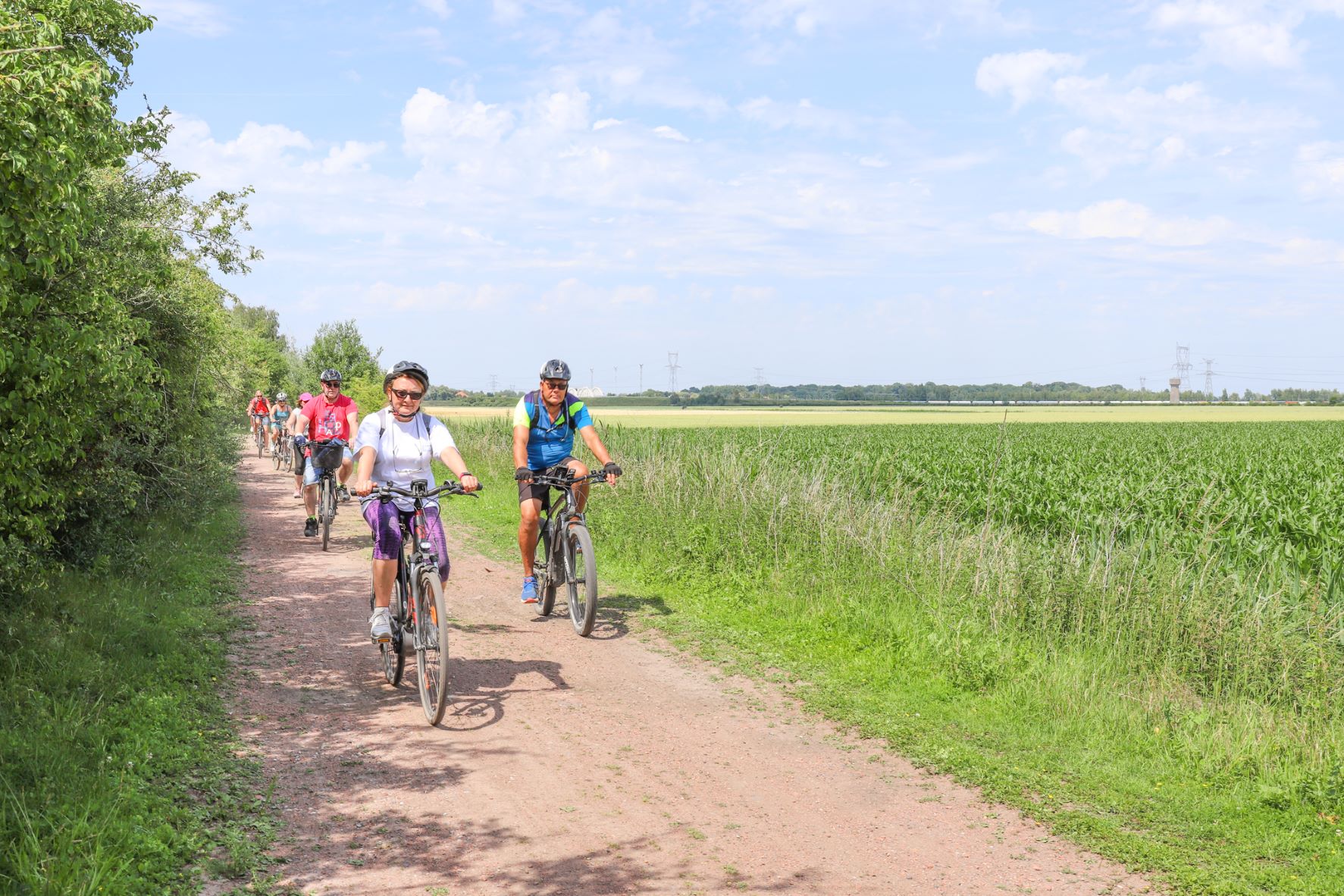 Des amis à vélo sur un chemin en plein milieu de la campagne