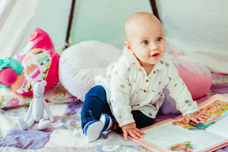 Enfant avec un livre - Ohana