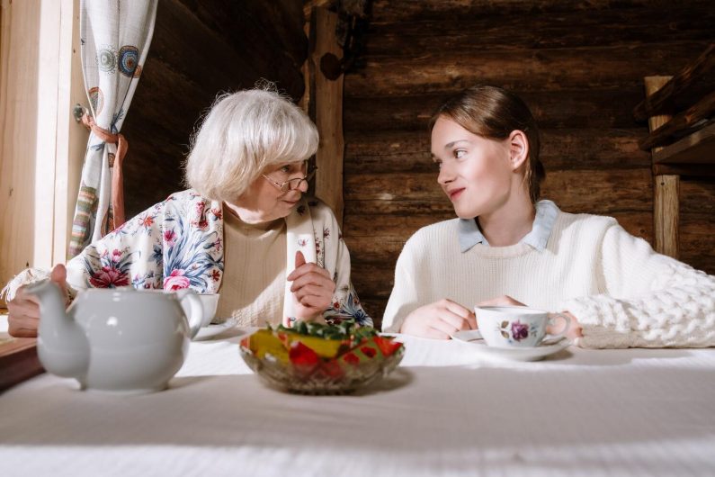 Grand mère et sa petite fille au gouter 