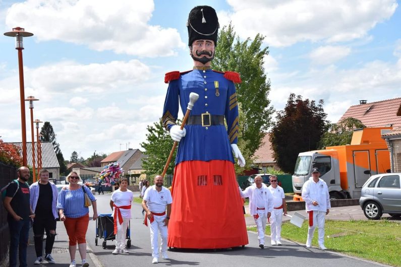 Géant kopierre en parade dans les rues d'aniche