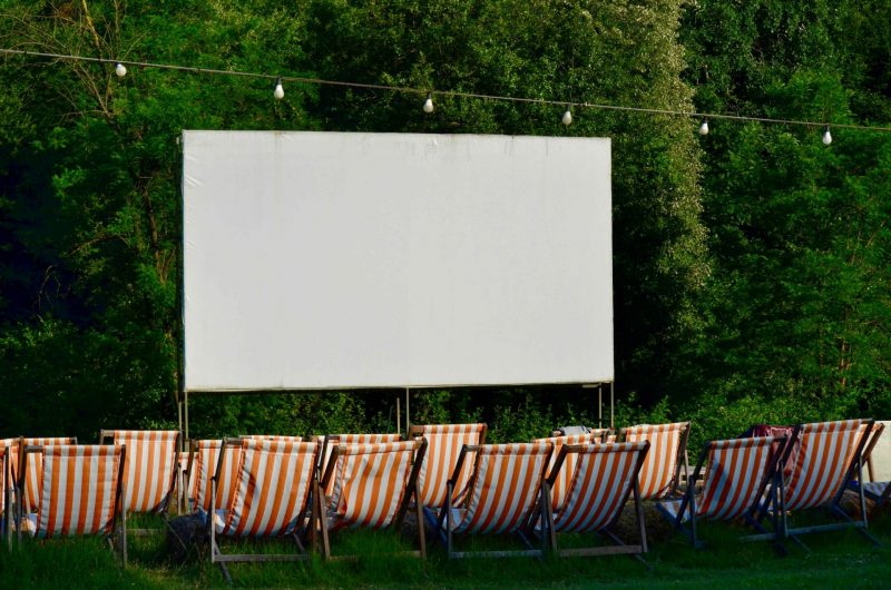 Cinéma de plein air avec bains de soleil