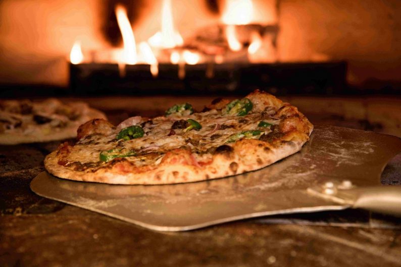 Pizza dans un four 